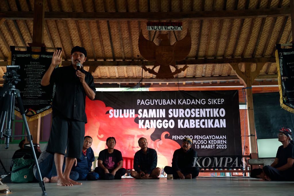 Salah seorang tokoh Sedulur Sikep, Gunretno (berdiri), menjadi moderator dalam diskusi budaya untuk memperingati 116 tahun penangkapan Samin Surosentiko di Desa Kediren, Kecamatan Randublatung, Kabupaten Blora, Jawa Tengah, Rabu (15/3/2023).