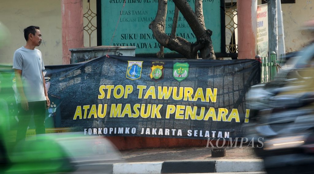 Sanduk berisi peringatan untuk menghentikan tawuran serta ancaman hukuman bagi pelaku tawuran terpasang di pagar taman di Jalan Sultan Agung, Jakarta Selatan, Senin (9/12/2019). 