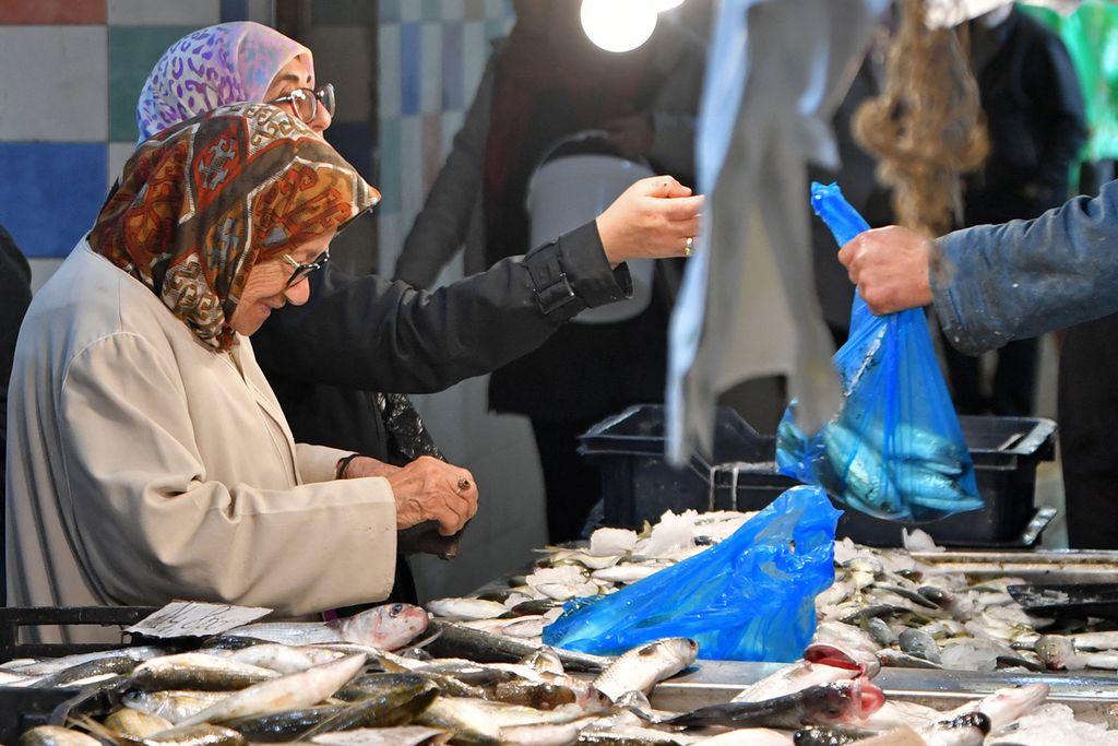 Warga membeli ikan di pasar induk menjelang bulan suci Ramadhan, di Tunisia, pada 6 Maret 2024.