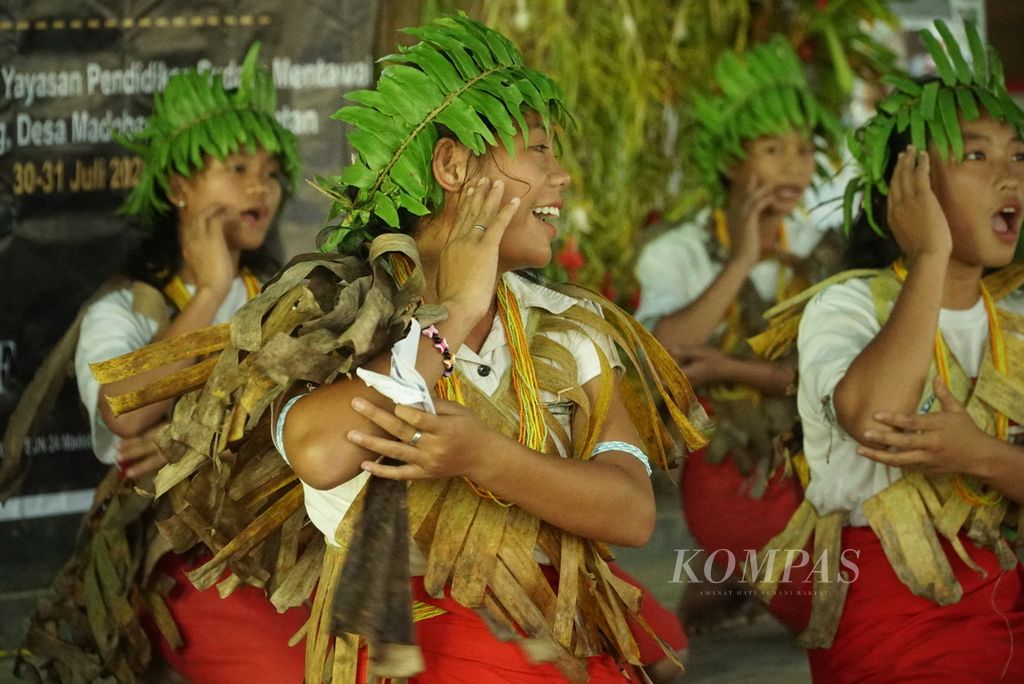 Siswa sekolah adat menampilkan tari kreasi Mentawai dalam Festival dan Pagelaran Budaya Mentawai di Desa Madobag, Kecamatan Siberut Selatan, Kabupaten Kepulauan Mentawai, Sumatera Barat, Sabtu (30/7/2022). 