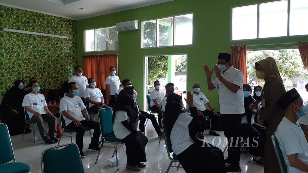 Bupati Sidoarjo Ahmad Muhdlor memotivasi peserta pelatihan spa dan refleksiologi di Kecamatan Gedangan, Senin (13/9/2021).