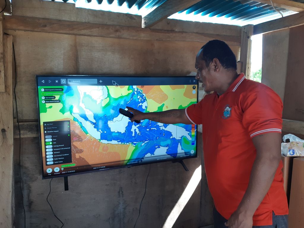 Muhammad Mansur Dokeng (50), nelayan di Kelurahan Air Oesapa, Kota Kupang, Nusa Tenggara Timur, menunjukkan posisi ikan di perairan pada Selasa (15/11/2022). Informasi itu diakses lewat web BMKG.