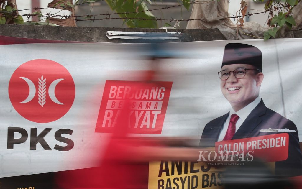 Spanduk Partai Keadilan Sejahtera (PKS) yang menampilkan foto bakal calon presiden Anies Baswedan di Serua, Depok, Jawa Barat, Jumat (15/9/2023). Hasil Musyawarah Majelis Syura PKS merestui Ketua Umum Partai Kebangkitan Bangsa (PKB) Muhaimin Iskandar menjadi bakal calon wakil presiden dari Anies. 