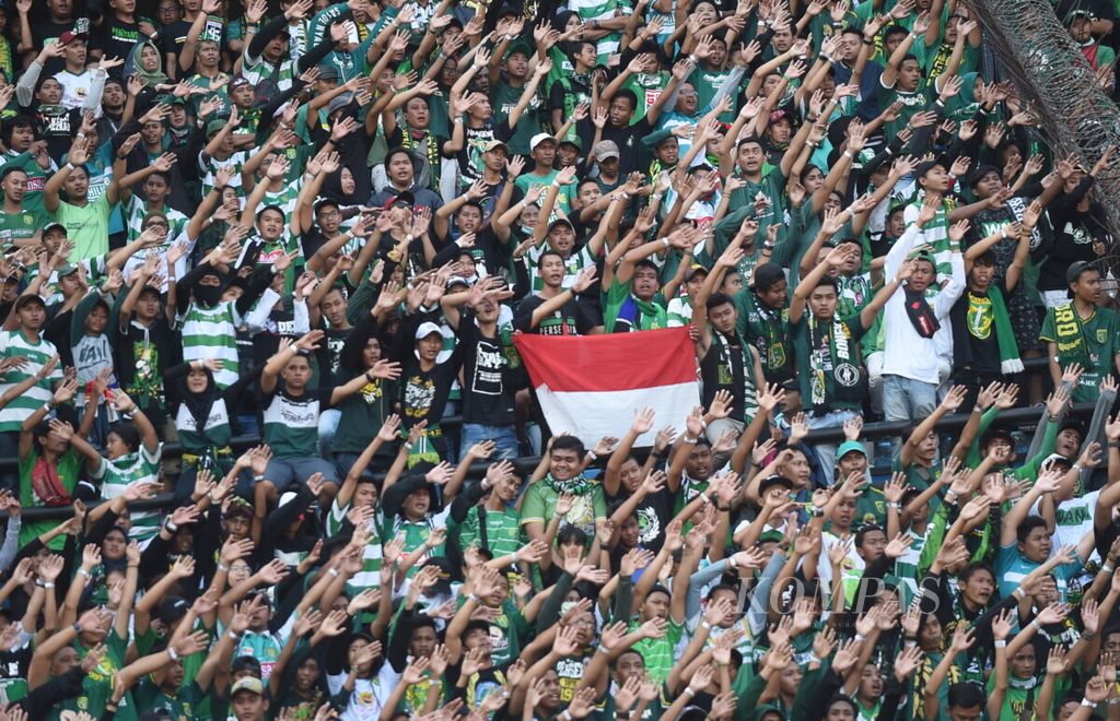 Suporter Persebaya yang dikenal dengan julukan Bonek” memberikan dukungan untuk tim kebanggaannya saat Persebaya melawan Persija dalam Shopee Liga 1 2019 di Stadion Gelora Bung Tomo, Surabaya, Sabtu (24/8/2019). 
