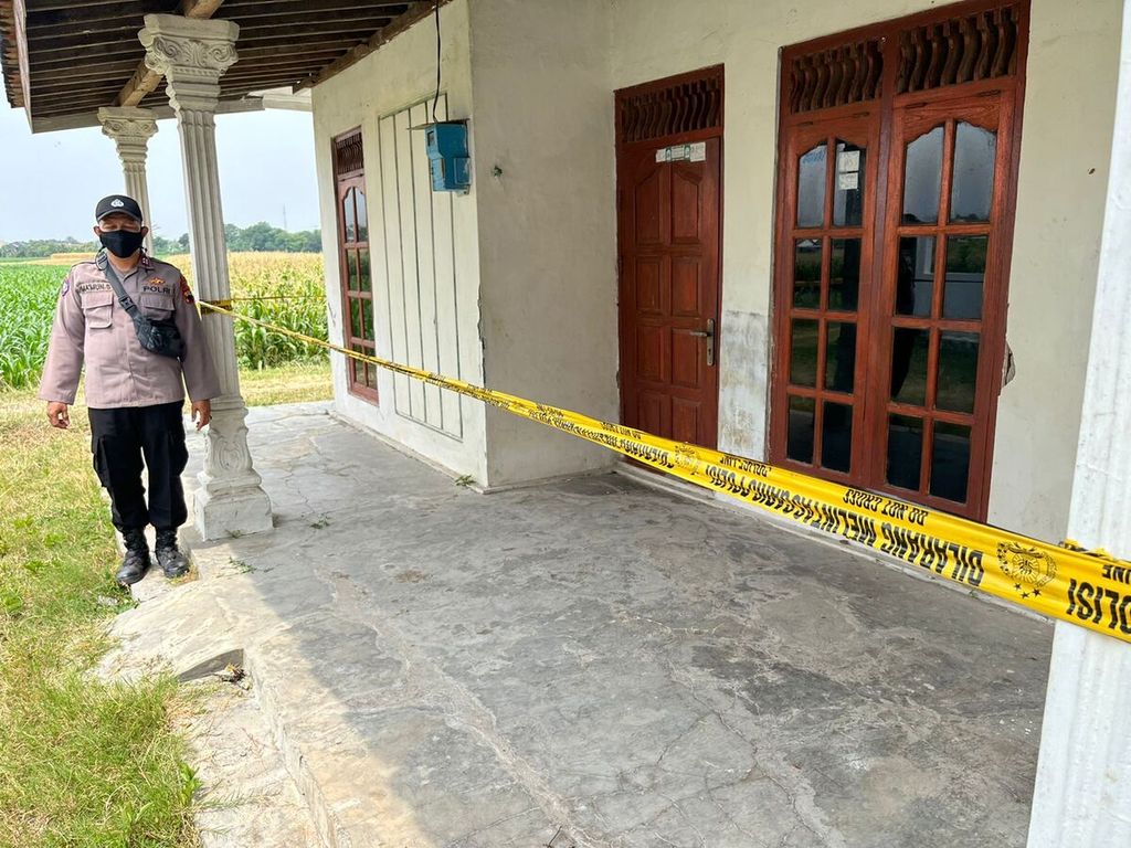 Polisi berada di sekitar lokasi penembakan di Desa Pedeselohor, Kecamatan Adiwerna, Kabupaten Tegal, Jawa Tengah, Rabu (31/8/2022). Dalam peristiwa itu, seorang warga ditembak oleh adik kandungnya. Motif penembakan masih didalami polisi.