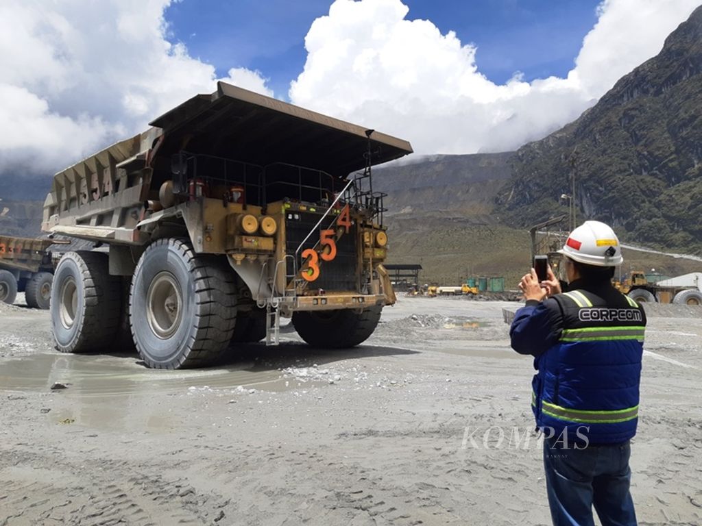 Truk raksasa pengangkut bijih tambang di kawasan pertambangan terbuka Grasberg di Timika, Papua, Rabu (27/2/2019).