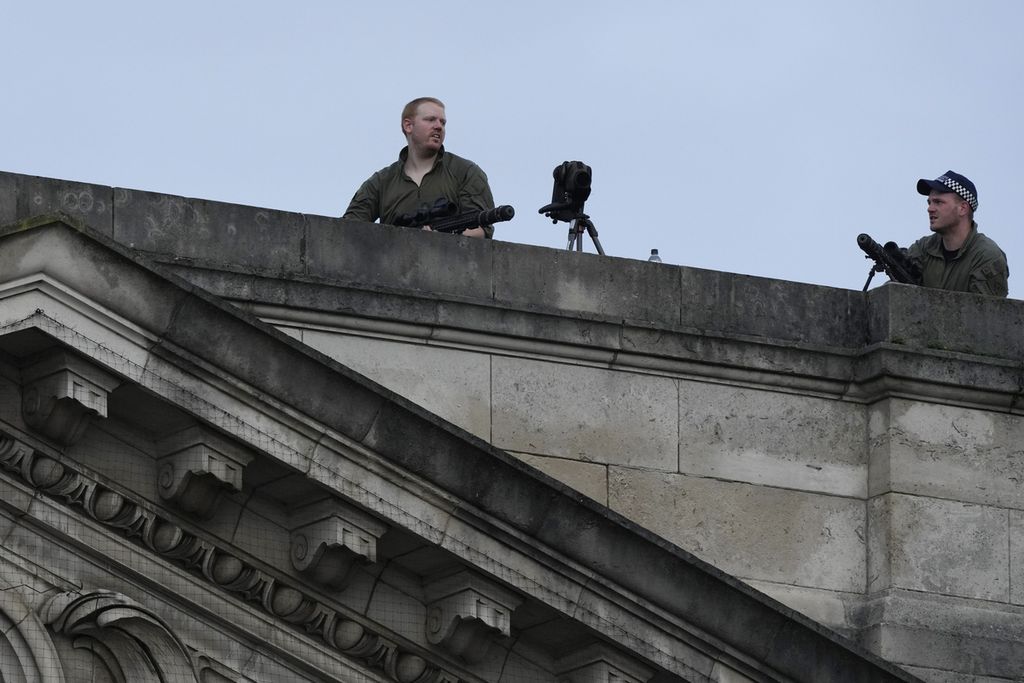 Penembak runduk siapa di atas atap Istana Buckingham Palace menjelang upacara penobatan Raja Charles III di London, Sabtu (6/5/2023). 