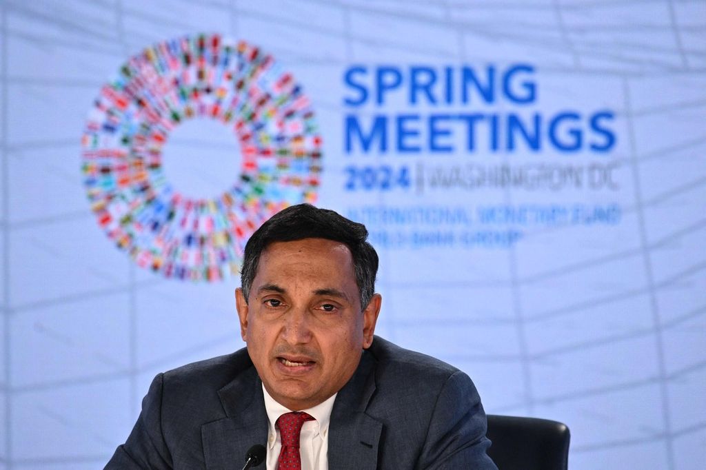 Direktur Departemen Asia dan Pasifik Dana Moneter Internasional (IMF) Krishna Srinivasan memberikan keterangan pers di kantor pusat IMF pada Pertemuan Musim Semi IMF-Bank Dunia di Washington, DC, Kamis (18/4/2024). 