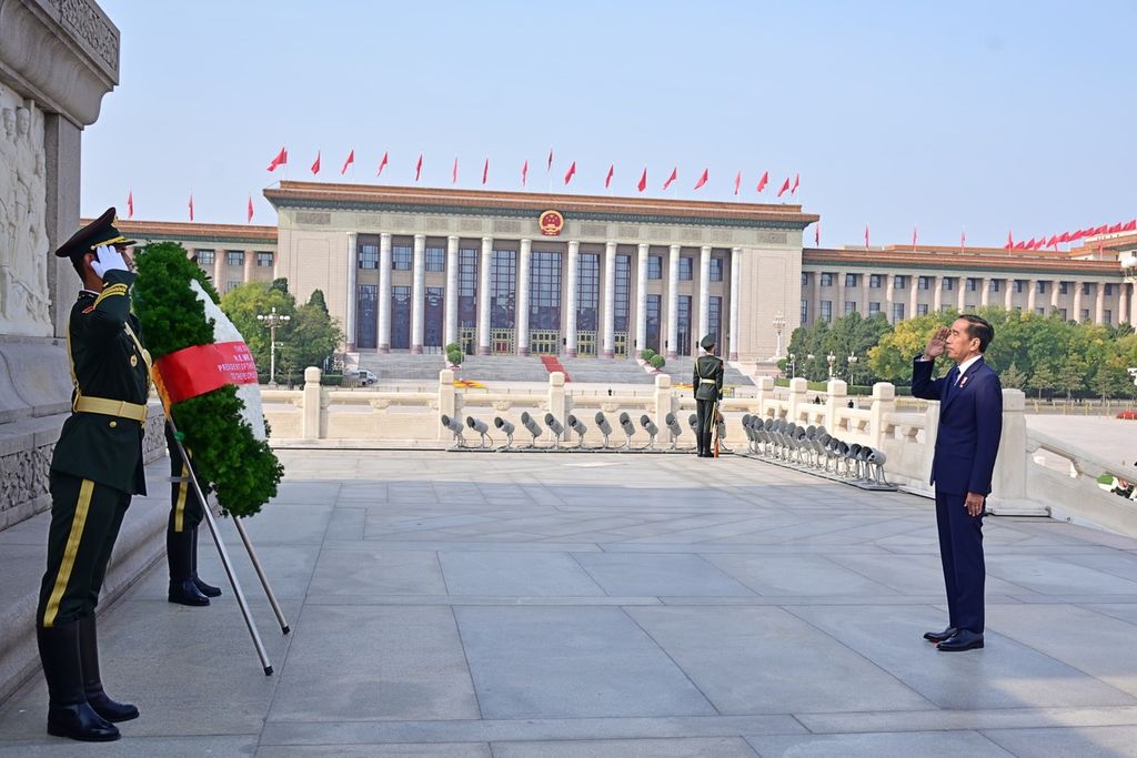 Presiden Joko Widodo mengunjungi Monumen Pahlawan Rakyat, Lapangan Tiananmen, di Beijing, Republik Rakyat China, Selasa (17/10/2023). 