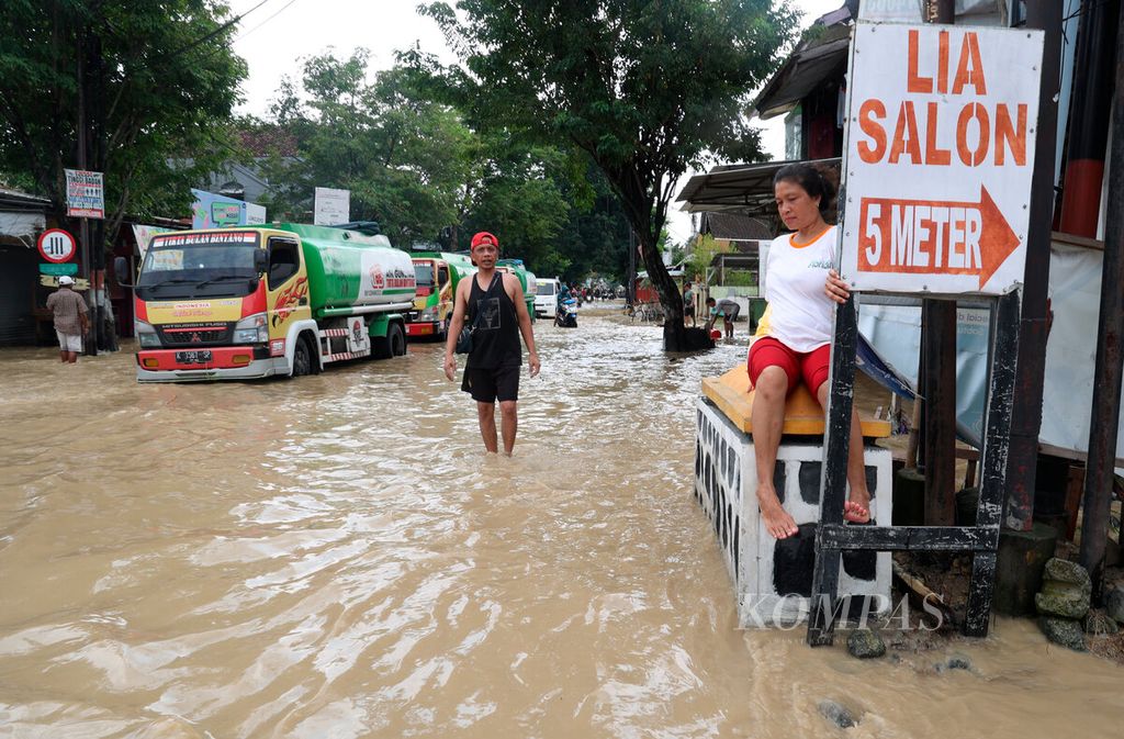 Banjir yang menggenangi salah satu kawasan pertokoan dan akses jalan menuju pasar di Kecamatan Gubug, Kabupaten Grobogan, Jawa Tengah, Selasa (6/2/2024). 