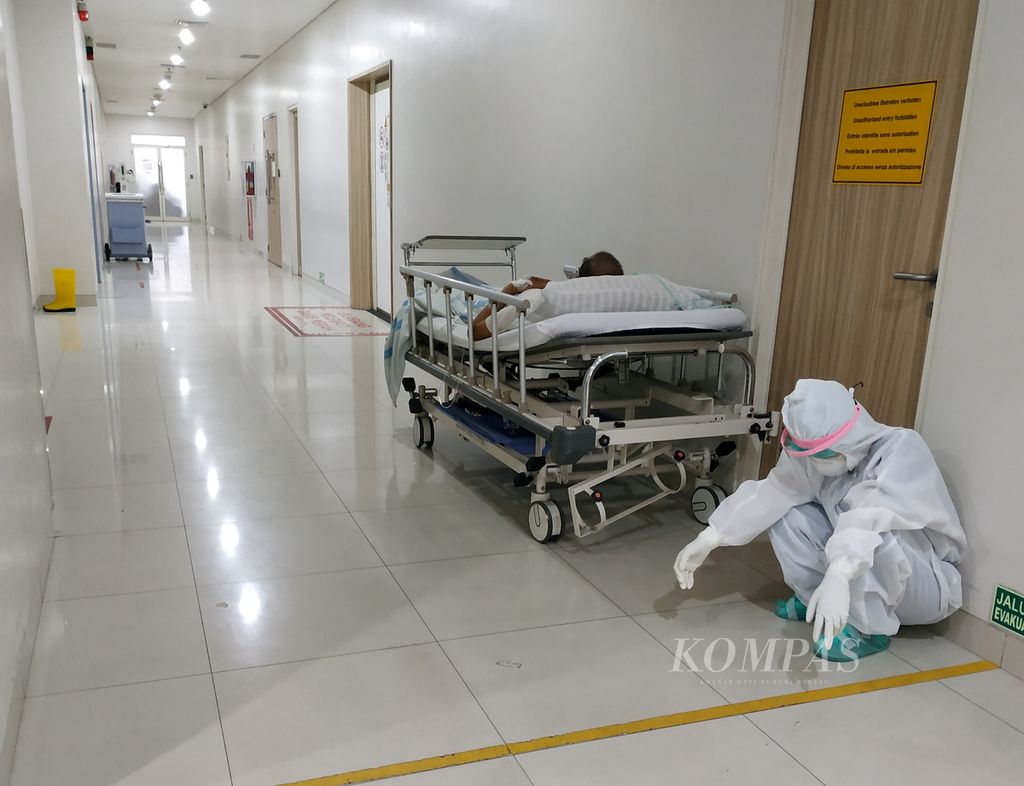 Seorang perawat beristirahat sejenak ketika melaksanakan penapisan (<i>screening</i>) Covid-19 terhadap pasien di sebuah rumah sakit di Medan, Sumatera Utara, Rabu (23/9/2020).