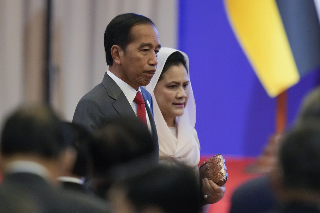 Presiden Joko Widodo dan Ibu Negara Iriana menghadiri upacara pembukaan KTT ke-40 dan ke-41 ASEAN di Phnom Penh, Kamboja, Jumat (11/11/2022). 
