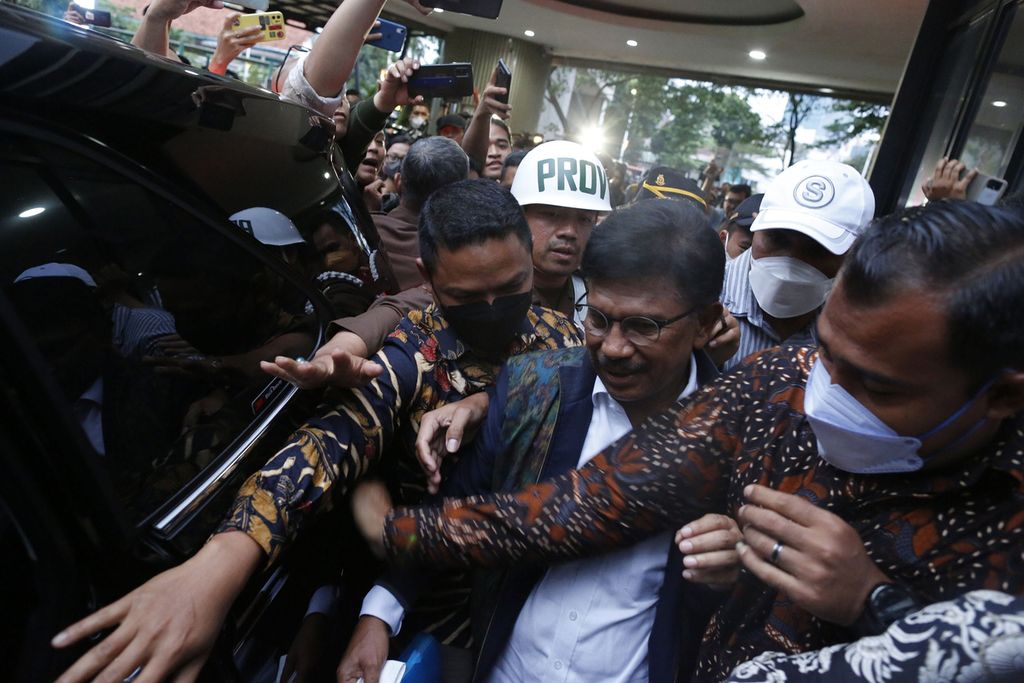 Menteri Komunikasi dan Informatika Johnny G Plate meninggalkan Gedung Bundar, Kejaksaan Agung, Jakarta, seusai diperiksa oleh jaksa penyidik, Selasa (14/2/2023).