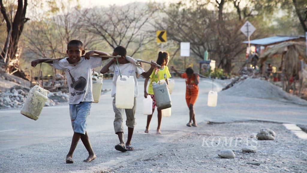 Kekeringan membuat anak-anak dari Desa Boentuka, Kecamatan Batu Putih, Kabupaten Timor Tengah Selatan, Nusa Tenggara Timur, berjalan kaki mencari air bersih, akhir Oktober 2015.