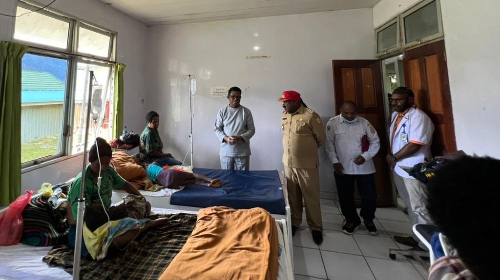 Bupati Puncak Willem Wandik mengunjungi salah satu anak yang terpapar campak di Rumah Sakit Umum Daerah Ilaga, Kabupaten Puncak, Papua Tengah, pada Kamis (2/3/2023).