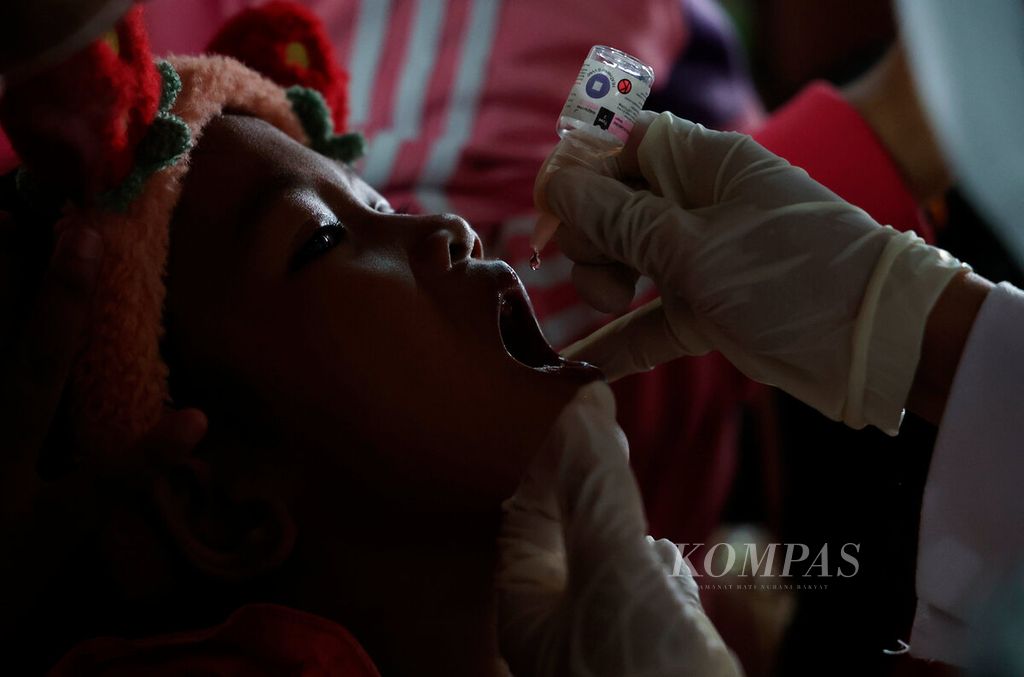 Petugas kesehatan meneteskan dosis vaksin polio bagi anak-anak di Posyandu Mekarsari, Kampung Tambakrejo, Kota Semarang, Jawa Tengah, Senin (15/1/2024). Kementerian Kesehatan menggelar secara serentak Pekan Imunisasi Nasional (PIN) Polio yang dimulai pada 15 Januari 2024. 