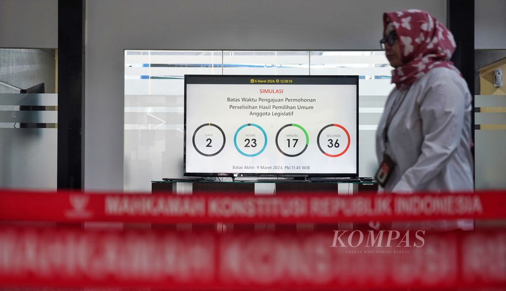 Tampilan layar batas waktu pelayanan dipasang di sekitar ruang registrasi dan pelayanan berkas pelaporan saat digelar Simulasi Pendaftaran Pengajuan Perselisihan Hasil Pemilu (PHPU) di Mahkamah Konstitusi, Jakarta, Rabu (6/3/2024). 