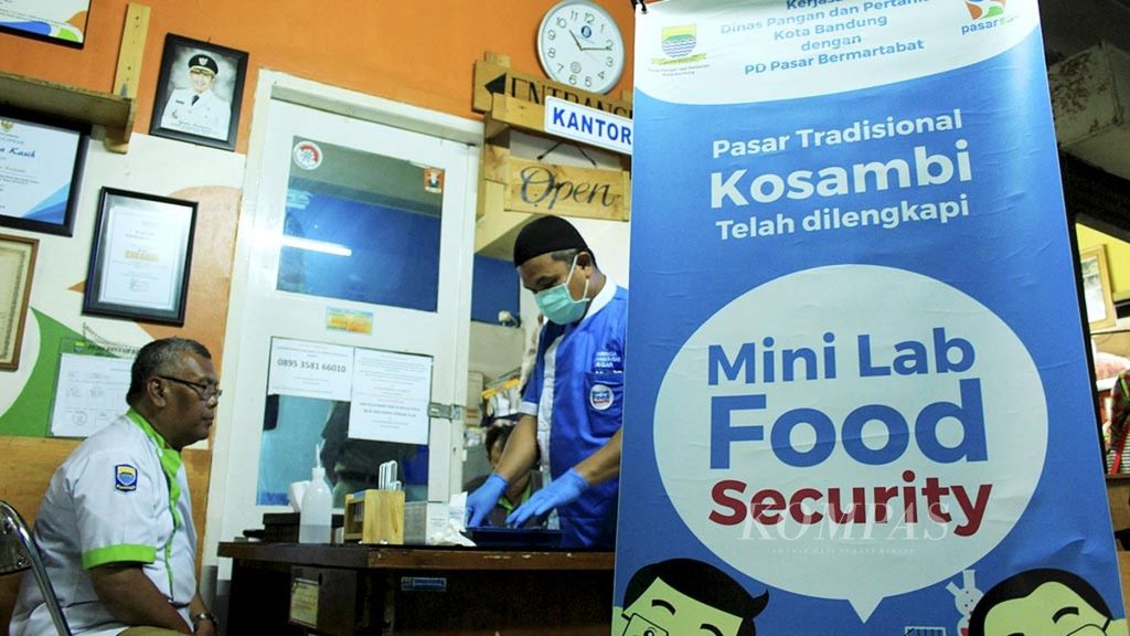 Osid Suryadi (right), fresh food safety inspector at Mini Lab Food Security Pasar Kosambi, Bandung City, West Java, tested samples of fresh chicken meat, Monday (7/1/2019).