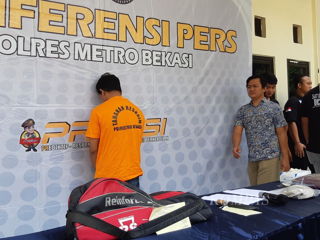 Pelaku GL (37) yang terlibat dalam pembunuhan terhadap pacarnya dihadirkan di Polres Metro Bekasi, Kabupaten Bekasi, Rabu (15/2/2023).