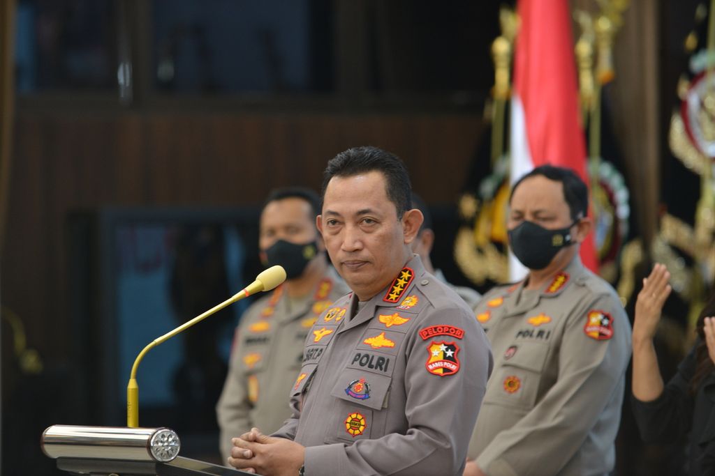 Kepala Polri Jenderal (Pol) Listyo Sigit Prabowo memberikan keterangan mengenai kasus narkoba dan judi <i>online </i>di kompleks Mabes Polri, Jakarta, Jumat (14/10/2022).