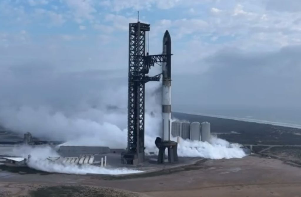 Wahana Starship dan roket pendorong Super Heavy siap diluncurkan dari bandar antariksa milik SpaceX di Boca Chica, Texas, Amerika Serikat, Kamis (14/3/2024) pagi waktu setempat atau malam waktu Indonesia. Starship digadang-gadang untuk membawa manusia kembali mendarat di Bulan pada 2026 dan menuju Mars pada 2030-an. 