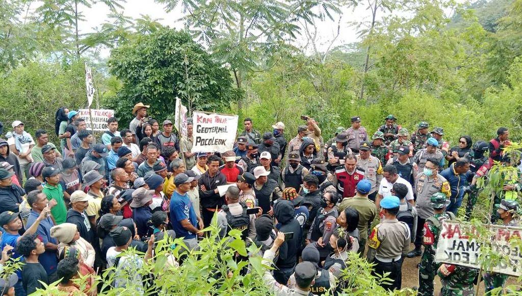 Aksi masyarakat yang berujung ricuh dengan aparat keamanan di Poco Leok, Kabupaten Manggarai, Nusa Tenggara Timur pada Rabu (2/10/2024).