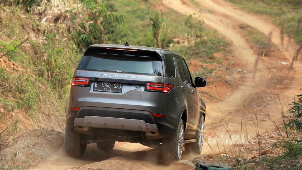 Tes kendara Land Rover Discovery di De'pes Villa Resto & Offroad land, Sentul, Bogor, Jawa Barat, Kamis (17/8/2018).