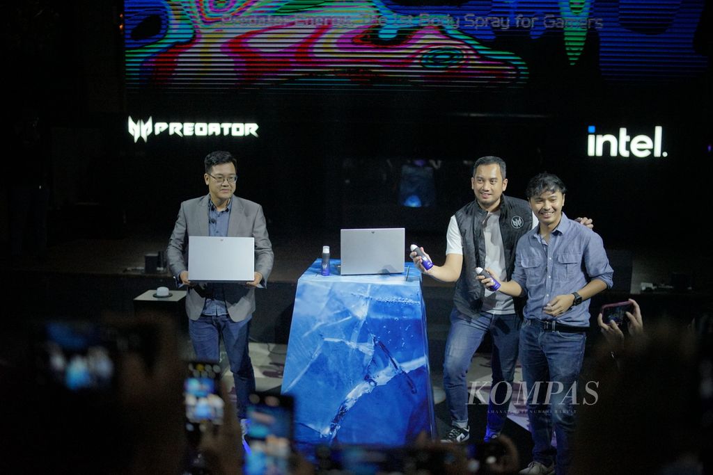 Acer Indonesia's Gaming Product Manager Andreas Lesmana (left), Marketing Communication Manager Renaldy Felani (center), and the CEO of perfume company HMNS (Humans) Rizky Arief Dwi Prakoso at the launch event of Acer's gaming laptop Predator Triton Neo 16 on Friday (3/5/2024) evening in Jakarta.
