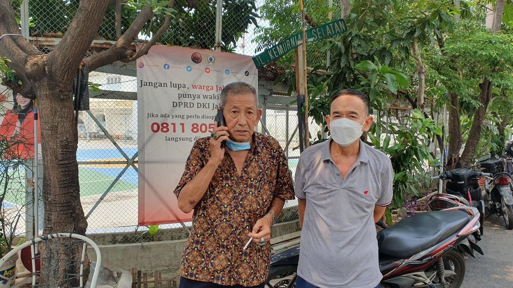 Ationg (kiri), Ketua RT 013, RW 001, Glodok, Tamansari, Jakarta Barat, menolak rencana Dinas Kesehatan DKI Jakarta untuk membangun puskesmas di atas lahan Lapangan Kebon Torong, Jalan Kemurnian Selatan.