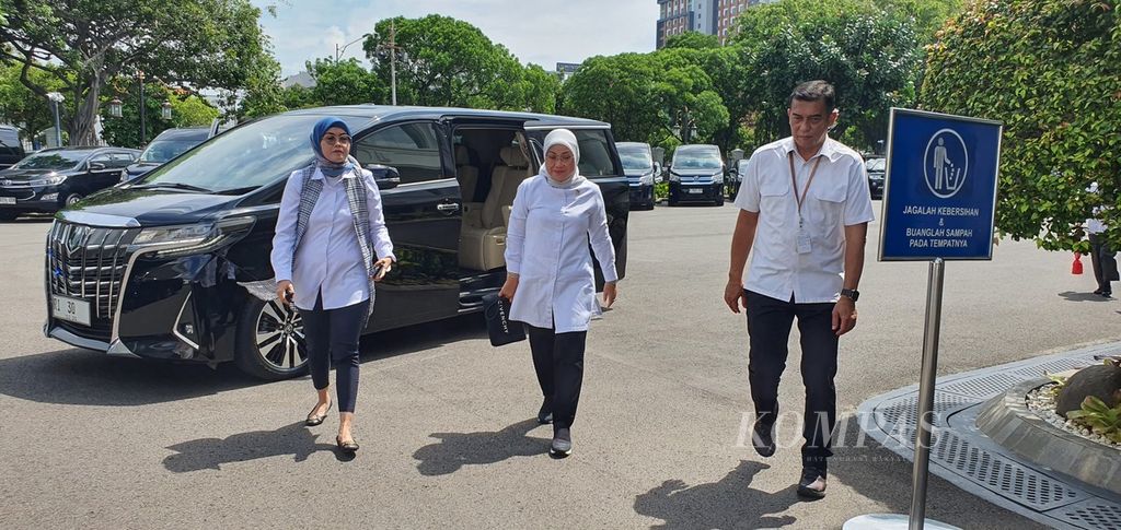 Menteri Ketenagakerjaan Ida Fauziyah saat baru tiba di Kompleks Istana Kepresidenan, Jakarta, Senin (18/3/2024).