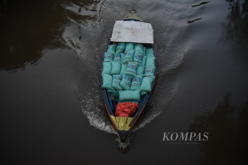 Gabah kering hasil panen diangkut menggunakan perahu untuk dijual ke pengepul di Desa Purwosari, Kecamatan Tanjung Lago, Sumatera Selatan, Senin (26/2/2024). Tingginya harga beras di pasaran menjadi berkah tersendiri bagi petani. 