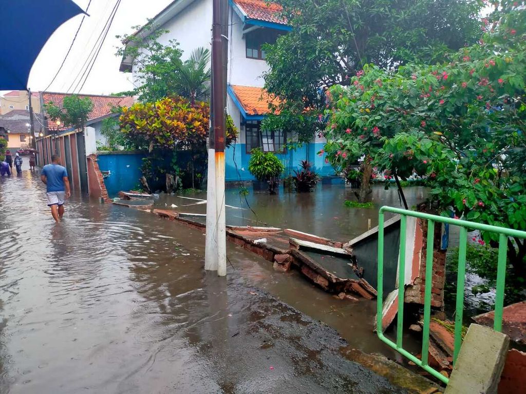 Hujan deras di Kota Malang, Selasa (14/3/2023) siang, menyebabkan dinding talud sungai di Jalan Letjen Sutoyo longsor dan menyumbat saluran air. Hal itu menyebabkan air meluap dan menggenangi rumah-rumah warga sekitar. 