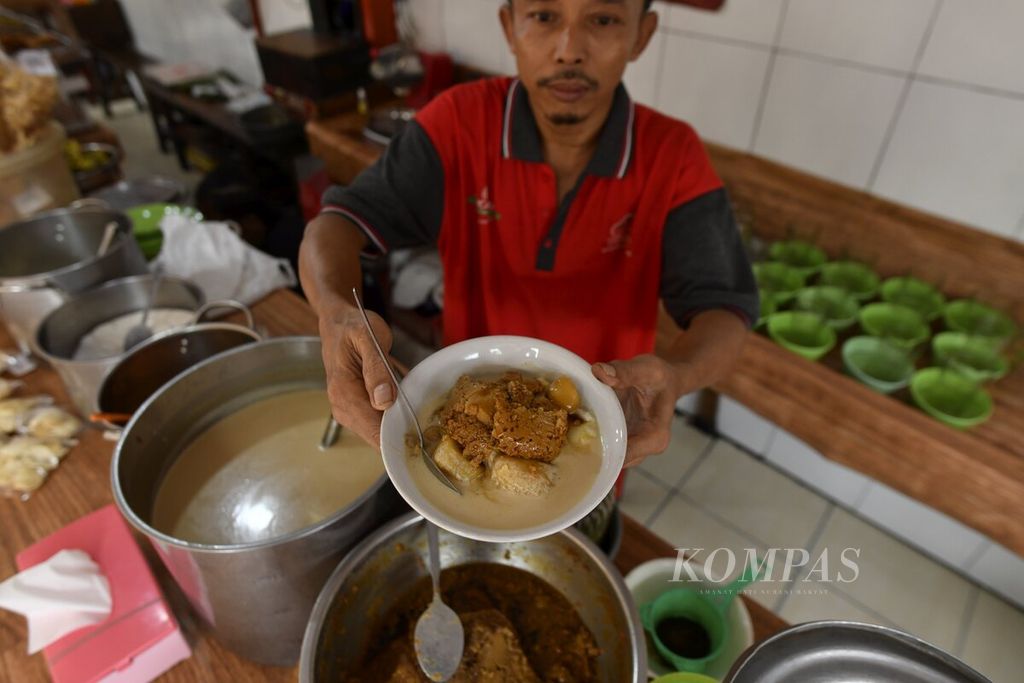 Bubur kampiun, salah satu menu khas di Kedai Nasi Kapau Bukit Tinggi di Jalan Kramat Raya, Senen, Jakarta Pusat, Jumat (2/12/2022). Bubur kampiun merupakan jajanan khas Sumatera Barat yang terdiri dari bubur sumsum, ketan, candil, kolak pisang, dan sarikaya.