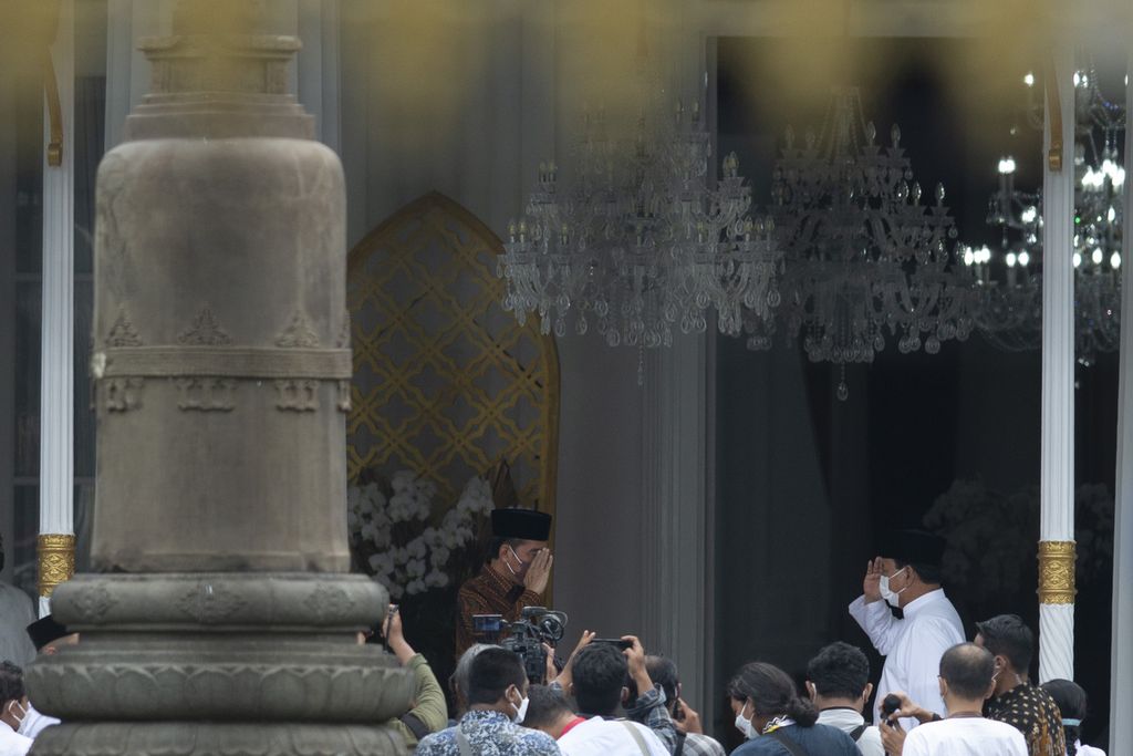 Menteri Pertahanan Prabowo Subianto (kanan) berpamitan kepada Presiden Joko Widodo setelah mereka bertemu di Istana Kepresidenan Gedung Agung, Yogyakarta, Senin (2/5/2022). Pertemuan silaturahmi tersebut digelar saat hari raya Idul Fitri 1443 Hijriah.