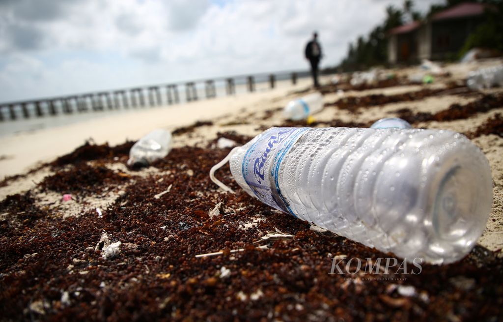 Sampah botol plastik bekas minuman asal Vietnam di pantai Desa Pengadah, Kecamatan Bung Timur Laut, Kabupaten Natuna, Kepulauan Riau, awal Februari 2020.