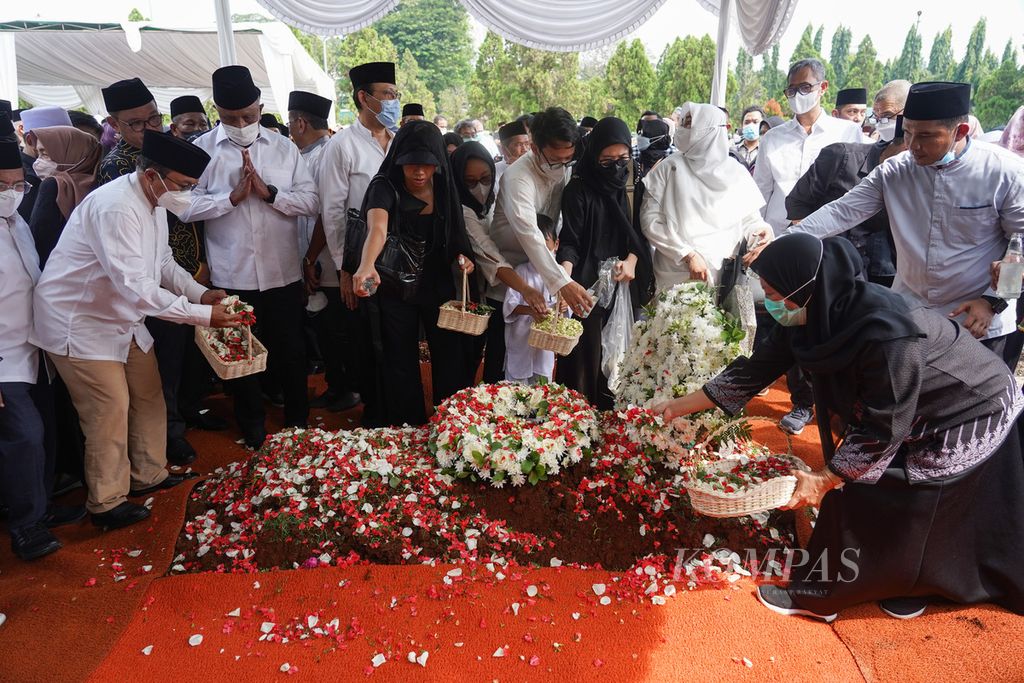 Keluarga dan para pelayat menaburkan bunga saat pemakaman jenazah Azyumardi Azra di Taman Makam Pahlawan Kalibata, Jakarta, Selasa (20/9/2022). 