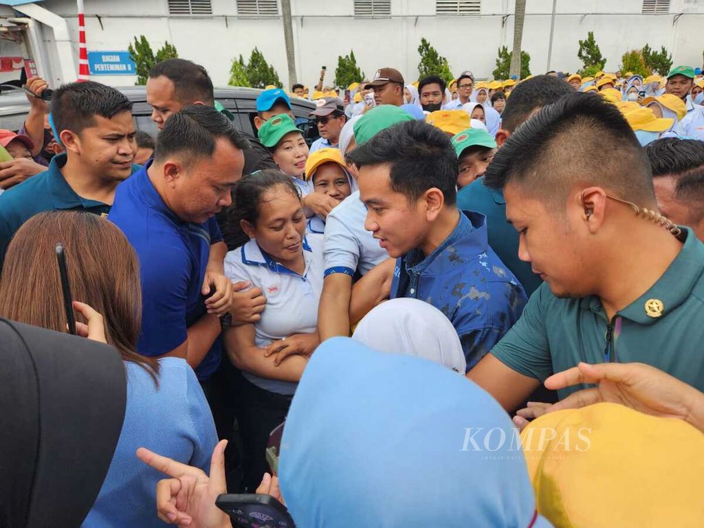 Calon wakil presiden nomor urut 2, Gibran Rakabuming Raka, bersalaman dengan para karyawan PT Sritex di Kabupaten Sukoharjo, Jawa Tengah, Selasa (23/1/2024).