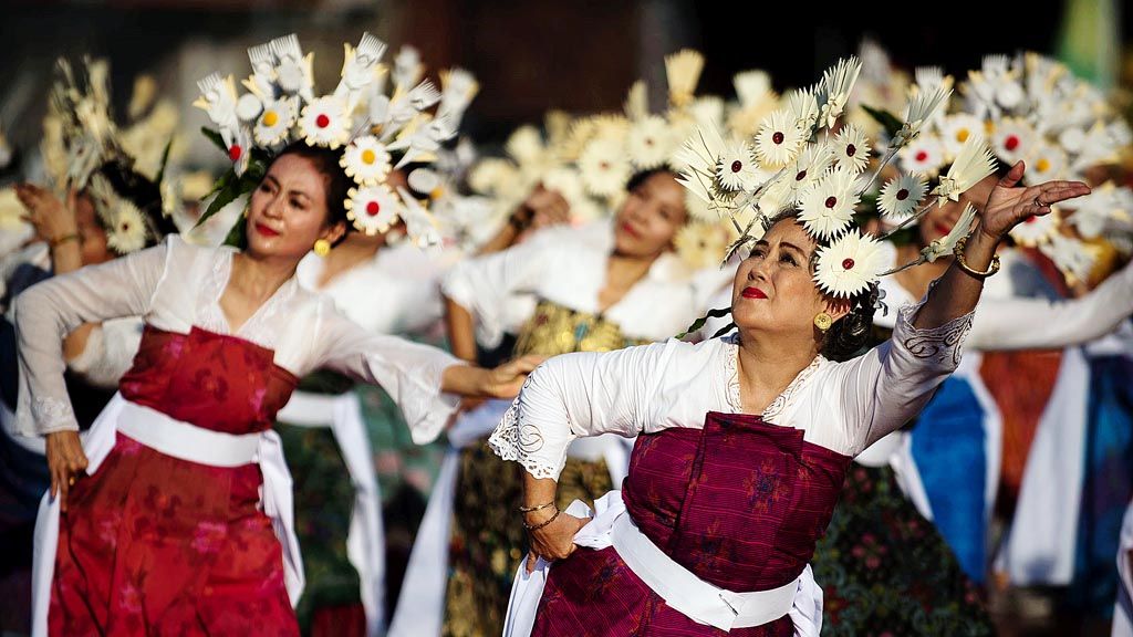 Puluhan penari dari beragam usia menari Rejang Shanti di Taman Mini Indonesia Indah, Jakarta, Sabtu (1/5). 