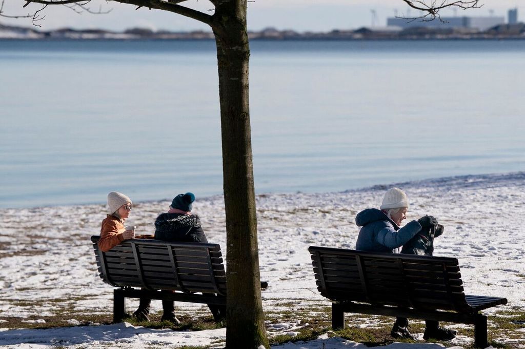 Warga menikmati hangatnya matahari di Kopenhagen, Denmark, Maret 2023.  