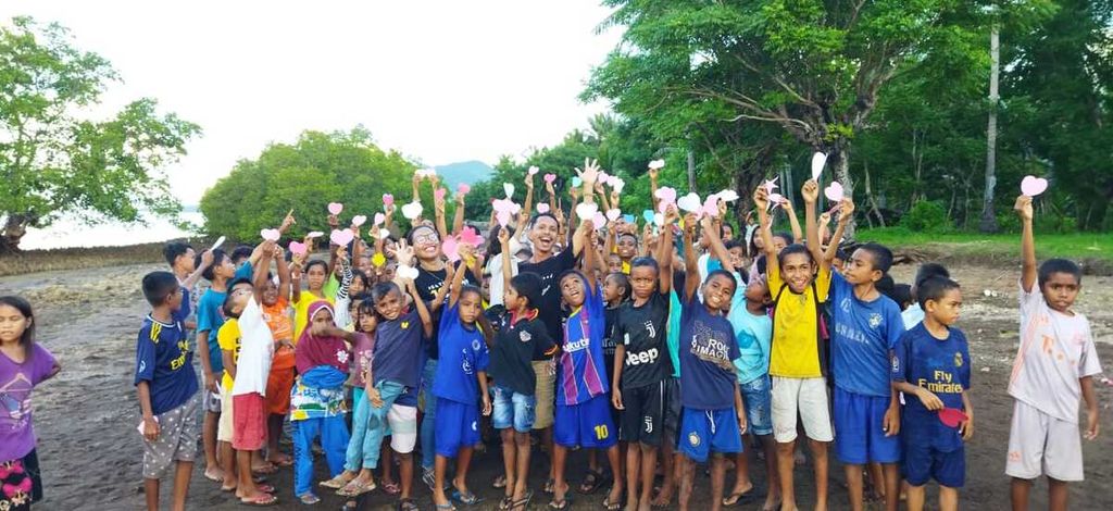 Anak-anak Pulau Solor yang terlibat dalam kegiatan Teras Baca Ile Napo. Yohanes Dion Dani adalah inisiator dan pendiri komunitas Teras Baca Ile Napo di Pulau Solor, Flores Timur, Nusa Tenggara Timur