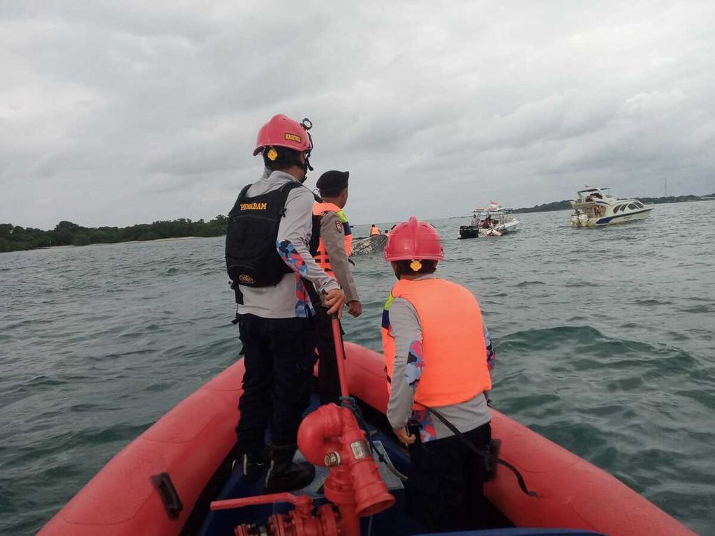 Petugas gabungan mencari satu penumpang KM Pari Kudus yang terbalik akibat diterjang ombak tinggi dan angin kencang di perairan Kepulauan Seribu, Jakarta, Senin (11/3/2024) sore. 