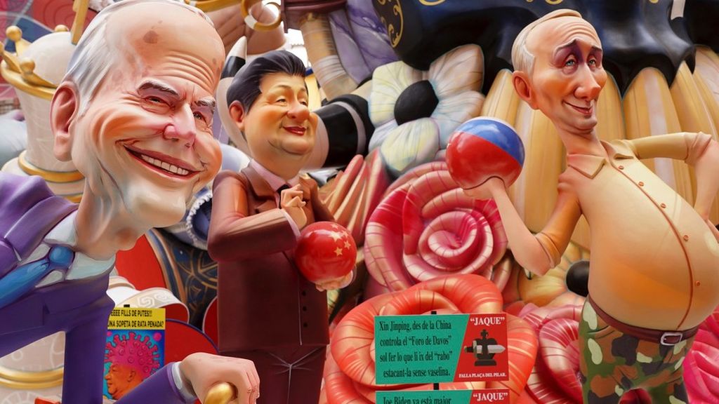 Dari kiri ke kanan, miniatur patung Presiden Amerika Serikat Joe Biden, Presiden China Xi Jinping, dan Presiden Rusia Vladimir Putin, dipamerkan di salah satu jalan di Valencia, Spanyol, Jumat (18/3/2022). Selanjutnya, patung-patung itu dibakar sebagai bentuk protes. 