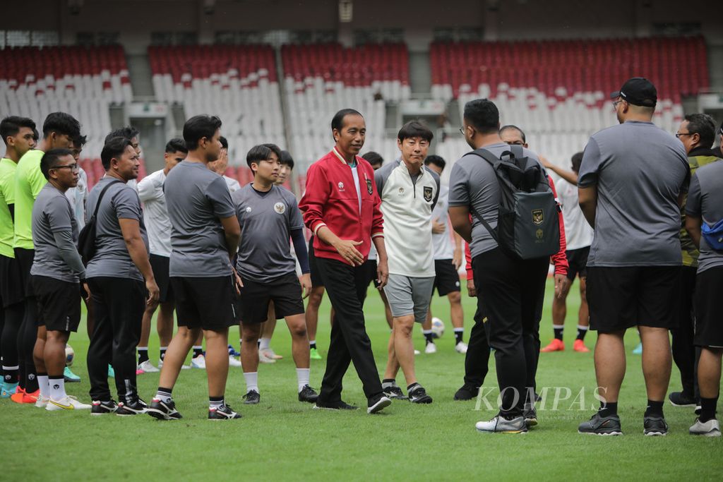 Presiden Joko Widodo menemui para pemain tim Indonesia U-20 dan tim kepelatihan di Stadion Utama Gelora Bung Karno, Jakarta, Sabtu (1/4/2023).  