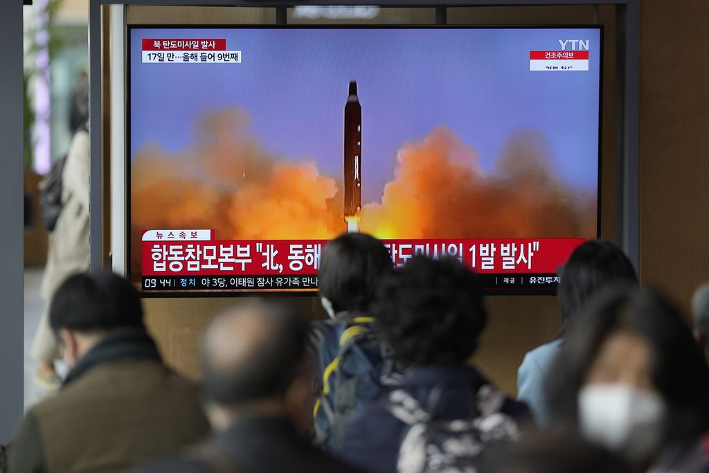 Sebuah layar televisi di Stasiun Kereta Api Seoul, Kamis (13/4/2023) menayangkan video yang memperlihatkan sebuah rudal balistik Korea Utara tengah meluncur ke udara. Peluncuran itu mengakibatkan Pemerintah Jepang mengeluarkan perintah evakuasi bagi warga yang tinggal di utara Hokkaido. 