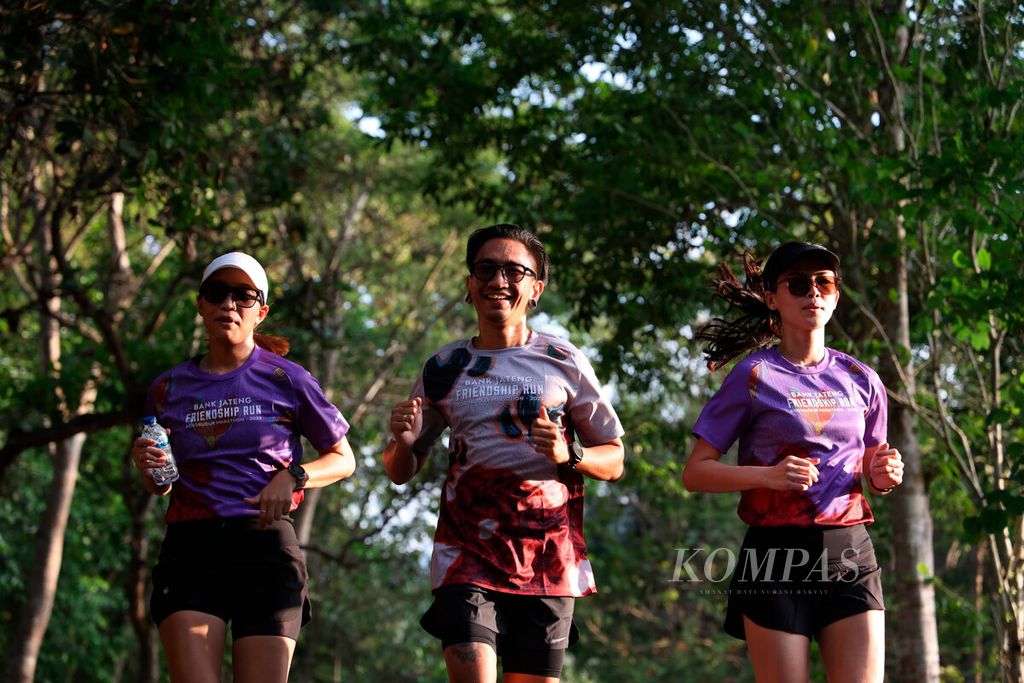 <i>Pacer </i>melakukan latihan sebelum mereka akan mengatur target peserta sesuai kategori yang diikuti pada Borobudur Marathon 2023 di kawasan Candi Borobudur, Kabupaten Magelang, Jawa Tengah, Jumat (17/11/2023)