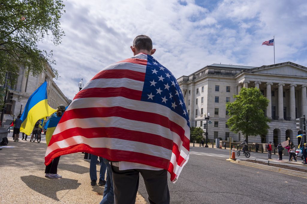 Aktivis pendukung Ukraina berdemonstrasi di luar Gedung Capitol di Washington, AS, 20 April 2024, saat DPR AS mengadakan pemungutan suara untuk menyetujui paket bantuan militer bagi Ukraina, Israel, dan sekutu-sekutu AS lainnya. 
