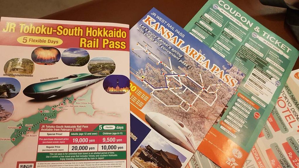 Beberapa brosur akses transportasi yang digabungkan dengan kupon tempat wisata untuk memudahkan wisatawan mandiri mengeksplorasi destinasi wisata di Jepang.
