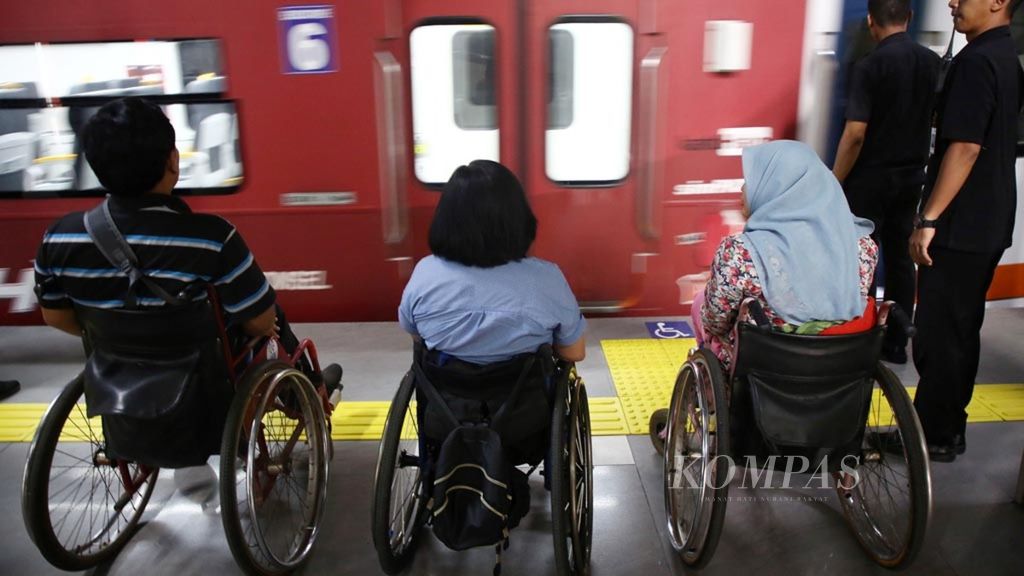 Penyandang disabilitas menunggu kereta bandara saat mencoba layanan bagi penyandang disabilitas dari Stasiun BNI City, Jakarta pusat, Selasa (30/4/2019). 