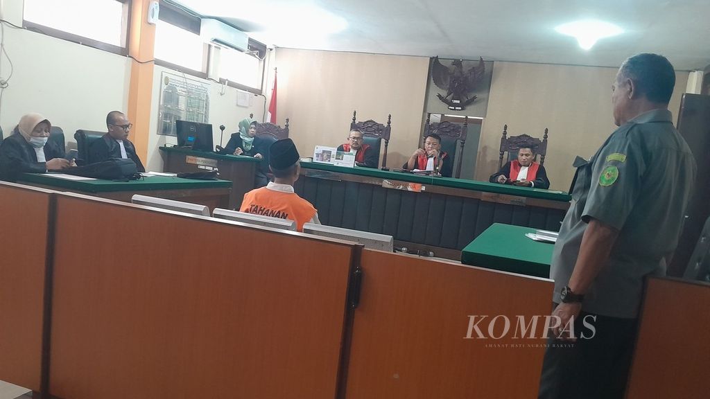 Suasana sidang putusan kasus pembunuhan disertai mutilasi dengan terdakwa Abdul Rahman Ariyanto (44) di Pengadilan Negeri Malang, Jawa Timur, Rabu (18/9/2024). Majelis hakim menjatuhkan vonis 15 tahun penjara kepada terdakwa.