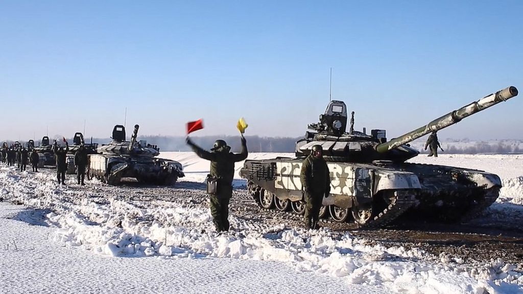  Potongan video yang dirilis oleh Kementerian Pertahanan Rusia pada 15 Februari 2022, memperlihatkan deretan tank-tank Rusia yang ditarik kembali ke Rusia setelah latihan gabungan angkatan bersenjata Rusia dan Belarusia sebagai bagian dari inspeksi Pasukan Respons Negara Serikat, di lapangan tembak dekat Brest, Belarus.